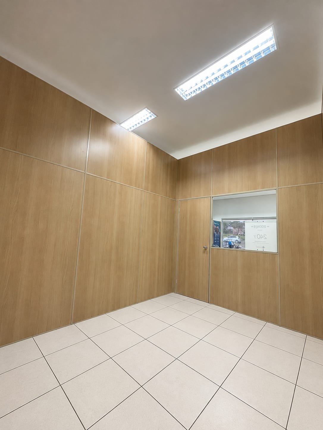 Sala com divisórias amadeiradas
