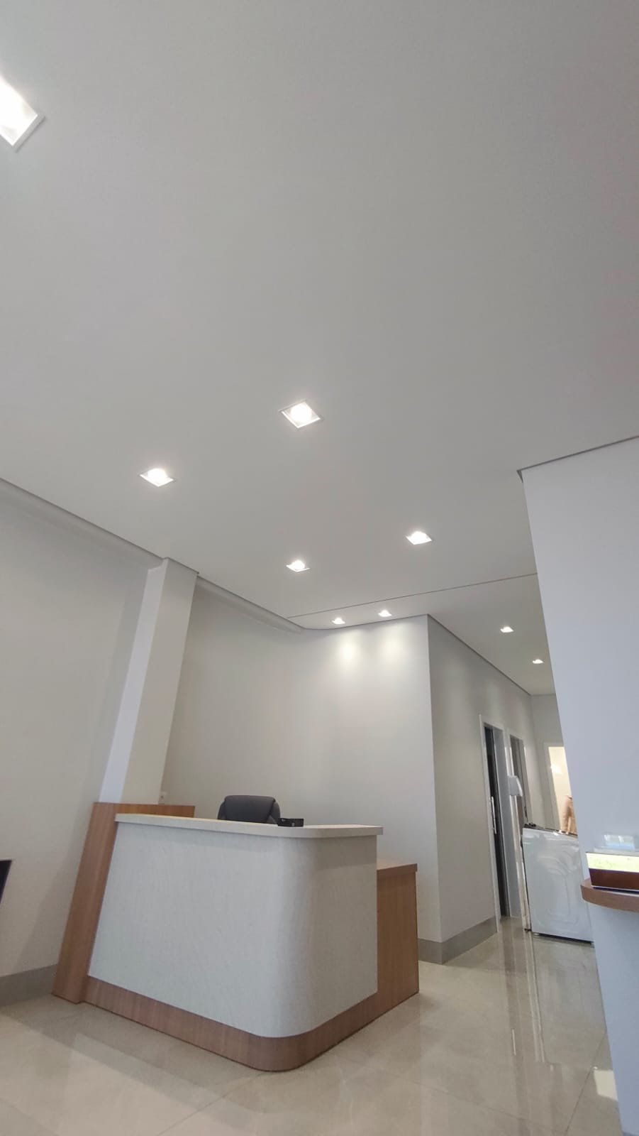Recepção com forro de gesso e spots