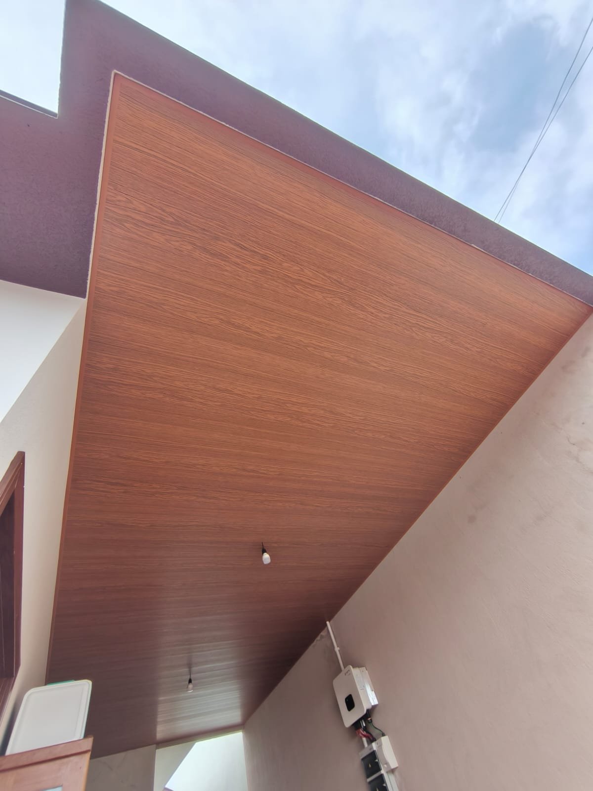 Sala com forro e divisórias amadeiradas